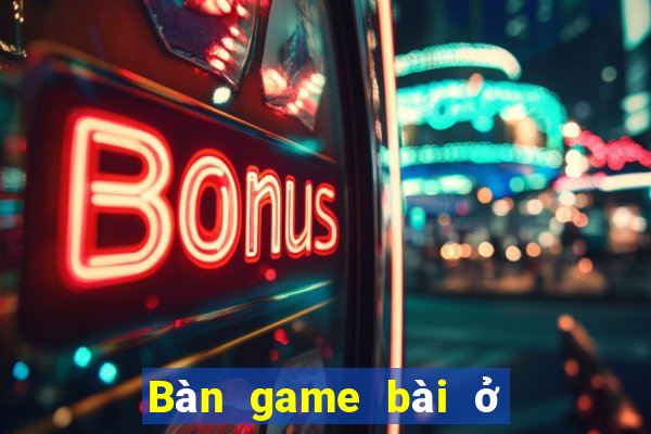 Bàn game bài ở cửa Đại Lộc