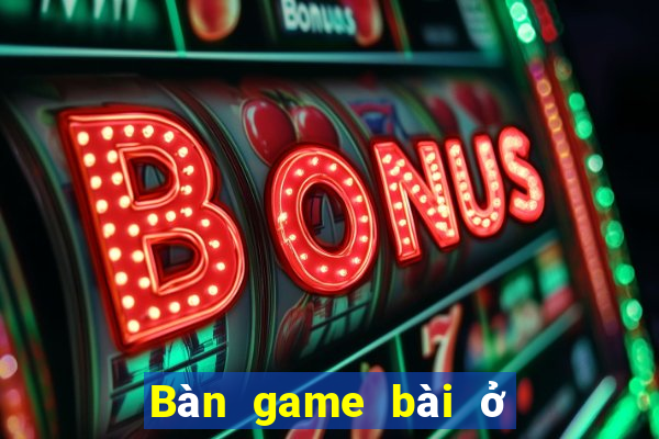 Bàn game bài ở cửa Đại Lộc