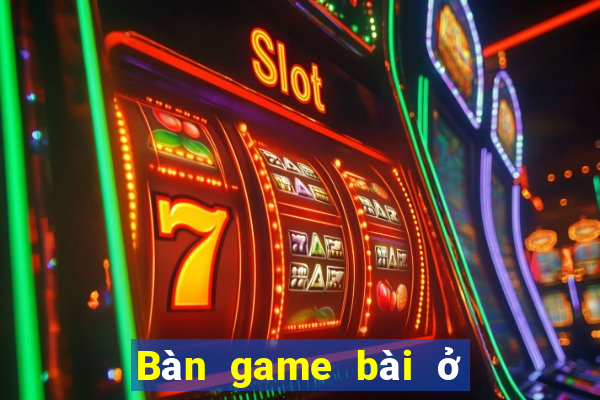 Bàn game bài ở cửa Đại Lộc