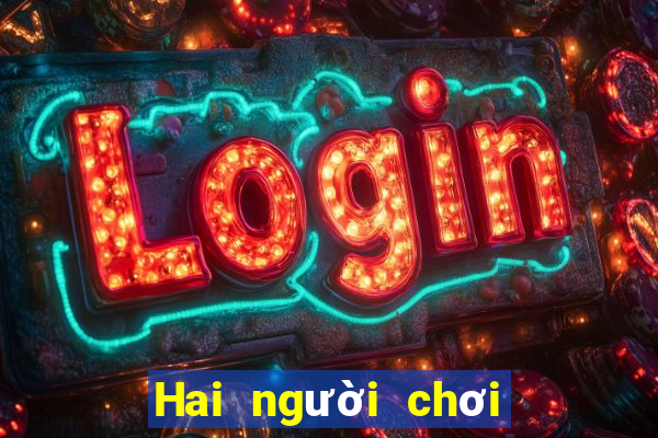 Hai người chơi game bài