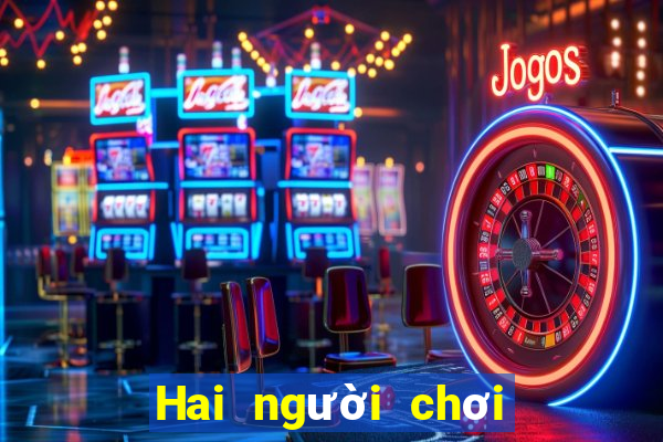 Hai người chơi game bài