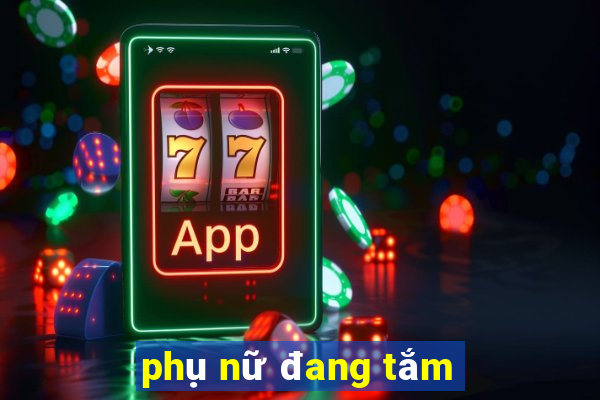 phụ nữ đang tắm