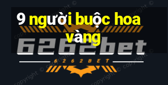 9 người buộc hoa vàng